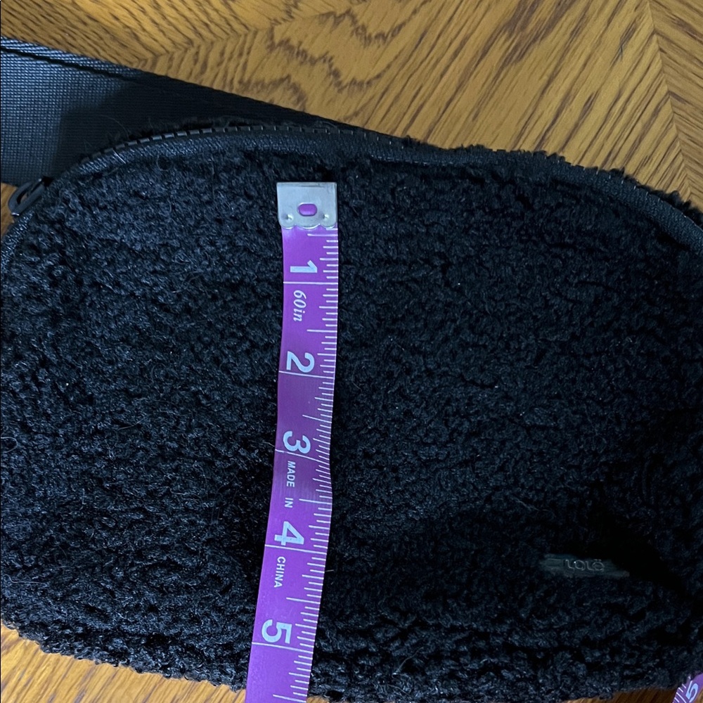 Lole Black Sherpa Mini Belt Bag NWOT - Picture 10 of 12